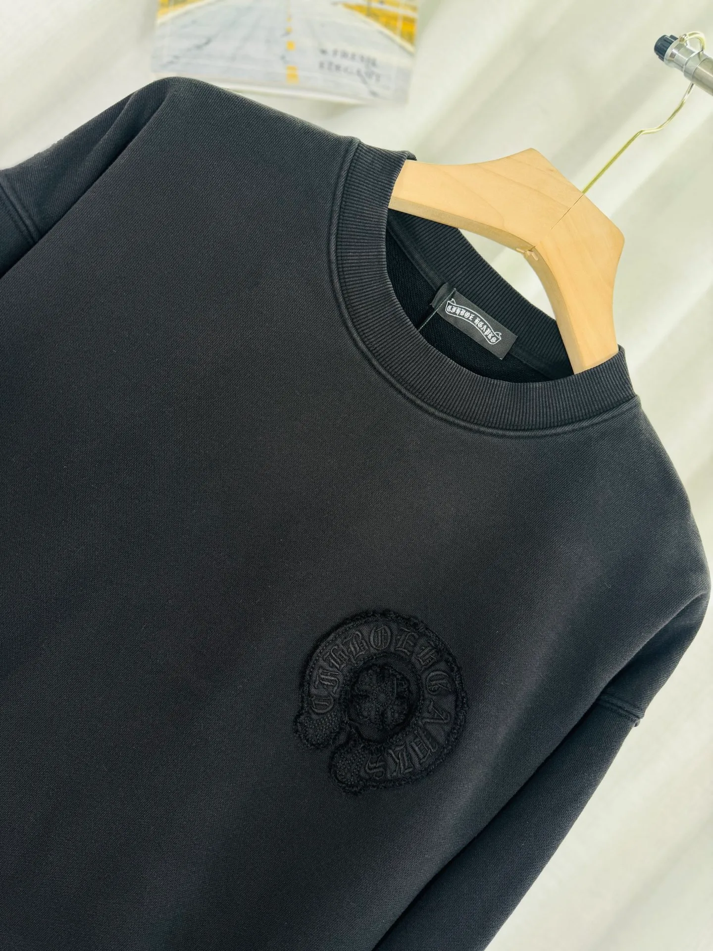P280 top version, real shot without P, ​​different from market currency) 𝗖𝗵𝗿𝗼𝗺𝗲 𝗛𝗲𝗮𝗿𝘁𝘀/Cro Heart 2025 washed patch embroidery autumn and winter new original single counter American laser burnt 3D three-dimensional color embroidery couple casual sweatshirt 👑The highest version! Customized fabric 430g tripe terry fabric! American acid-washed and distressed original fabric laser burnt ✟appliqué embroidery and exquisite embroidery of letters! The best-selling model in the counter, very comfortable to wear. Accessories: original molded and authenticated collar label➕100% silk wash label. Genuine purchase-grade original hangtag➕matching hanging rope➕3D hanging beads➕original packaging bag. Craftsmanship: The original version has consistent wiring! The highest version of the armhole matching technique! Color: Pink Black Green Size: S M L XL Style Number: 25-377